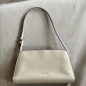 The Horse Clara shoulder bag in color "Oat"